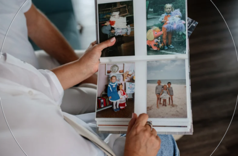 Persona agarrando un albúm de fotos / person holding a photo album